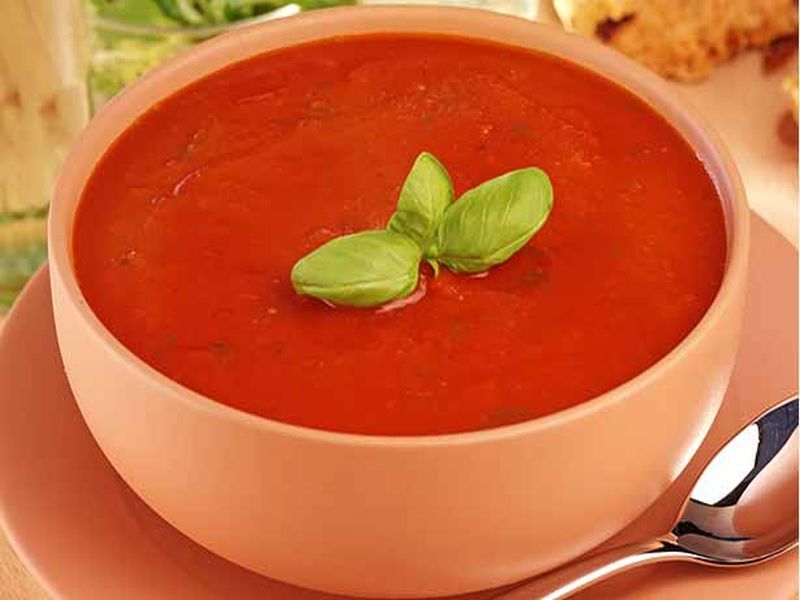 Healthy recipe of carrot and tomato soup | थंडीत घ्या गाजर आणि टोमॅटोच्या हेल्दी सूपची मजा, कसं कराल तयार?  