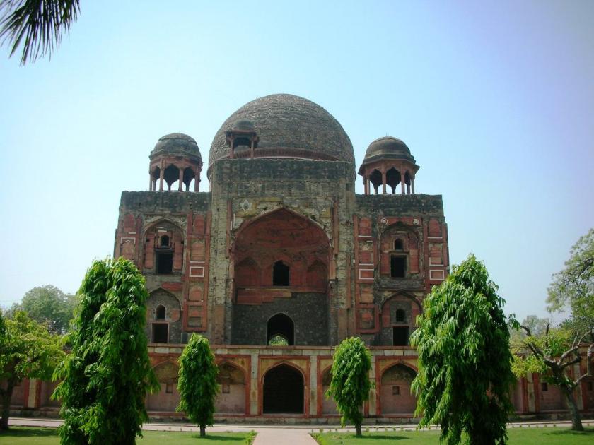 Khan i khanan tomb shines Rahim ka makbara the symbol of love | ताजमहालपेक्षाही जुनं आहे प्रेमाचं 'हे' प्रतिक, कुणी बांधला होता कुणासाठी 'हा' मकबरा?