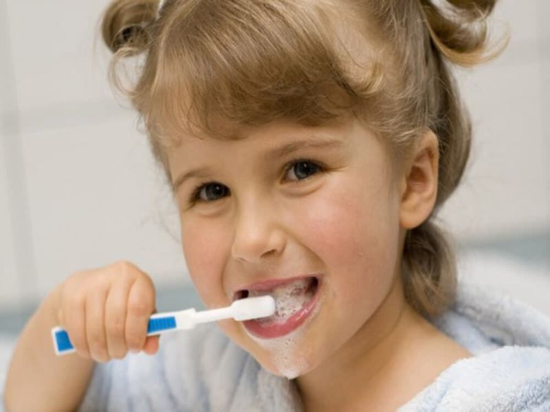 Too much use of toothpaste can increase the risk of serious diseases says report | प्रमाणापेक्षा जास्त टूथपेस्टमुळे लहानांसोबत मोठ्यांनाही होऊ शकतात गंभीर समस्या!