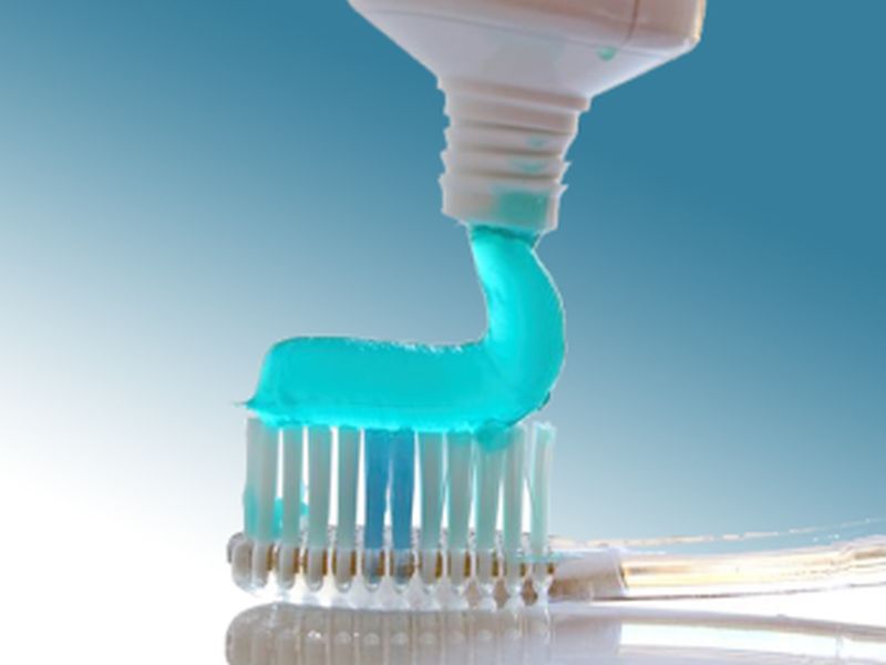 How much amount of toothpaste is sufficient for brushing? | दात चमकवण्यासाठी टूथपेस्टचं 'इतकंच' प्रमाण योग्य, ना कमी ना जास्त!