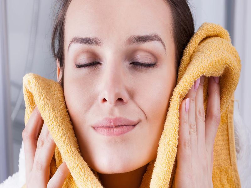 Towel is harmful for your skin | चेहरा धुतल्यानंतर कोरडा करण्यासाठी टॉवेलचा वापर करताय? सावधान!