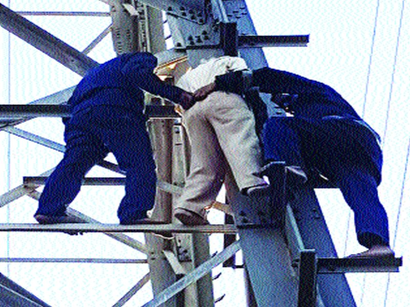 On the old mounted electric tower in Chembur for justice | न्यायासाठी चेंबूरमधील वृद्ध चढला विजेच्या टॉवरवर