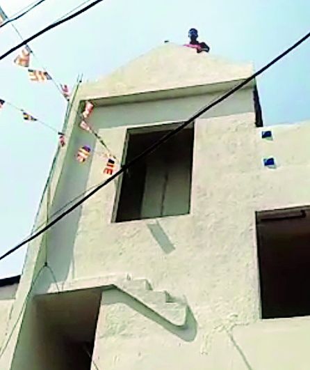 Threat to commit suicide to anti encroachment suad in Nagpur | नागपुरात टॉवरवर चढून आत्महत्या करण्याची पथकाला धमकी