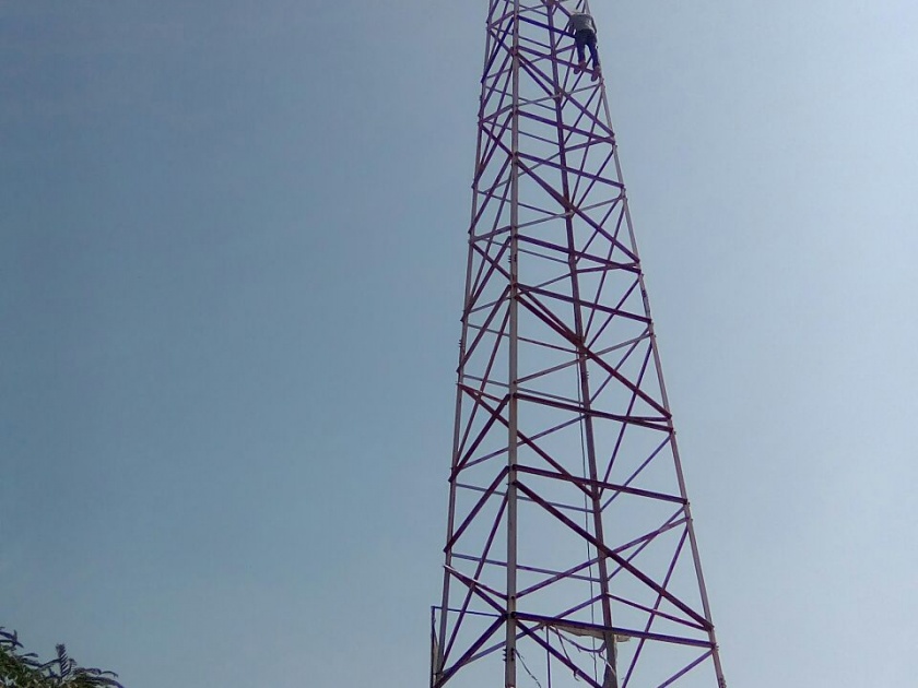 Debt relief; Washim agitated activist climbs to 70 feet towers! |  कर्जमाफीत बोळवण, वाशिमच्या संतप्त शेतकऱ्याने ७० फूट ‘टॉवर’वर चढून केले आंदोलन!