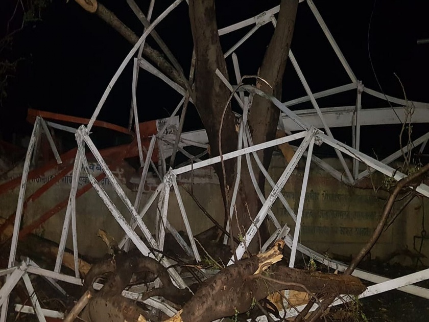 BSNL tower collapses on four homes, one seriously injured | बीएसएनएलचा मनोरा कोसळून चार घरांचे नुकसान, एकजण गंभीर जखमी