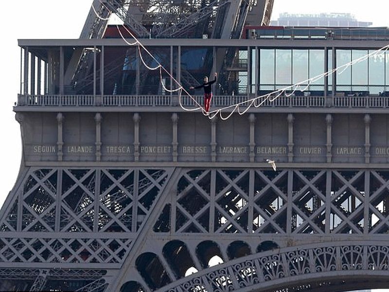 #Video : man walks on rope from Eiffel Tower over 200ft in france | #Video : उपचारांचा निधी जमवण्यासाठी तरुणाचा २०० फूट उंचीवरुन दोरीवर चालण्याचा पराक्रम