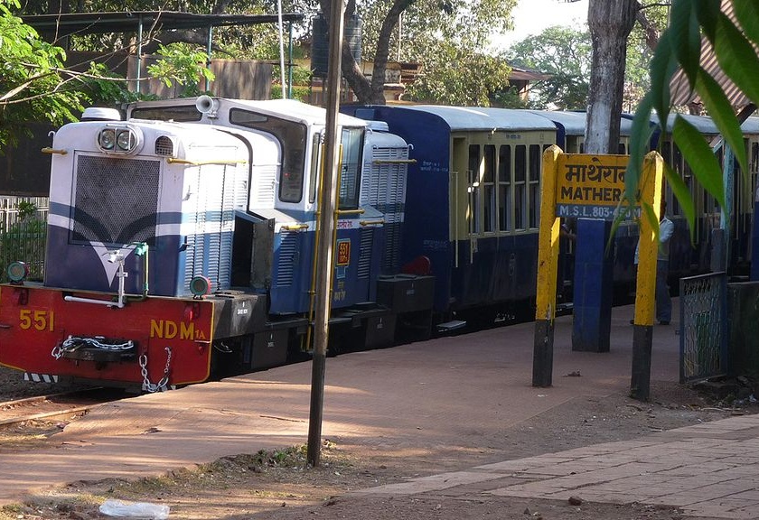 Matheran's mini train earns big; Five lakhs crossed the 9-day mark | माथेरानच्या मिनी ट्रेनची ‘मोठी’ कमाई; ९ दिवसांत पाच लाखांचा आकडा पार