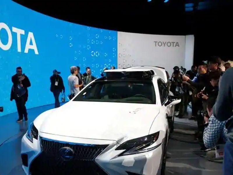 CES 2019 Toyotas new safety tech Guardian can take over car when human driver becomes drowsy distracted | टोयोटाची नवी कार ठरणार आपल्या कुटुंबाची 'गार्डियन'