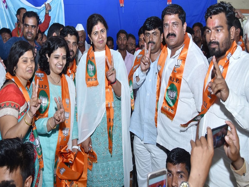 Maharashtra Election 2019 : Congress general secretary TP Munde is in BJP; Another blow to Congress- NCP alliance by Pankaja Munde | Maharashtra Election 2019 : कॉंग्रेसचे सरचिटणीस टी.पी.मुंडे भाजपात; पंकजा मुंडेंचा आघाडीला धक्का