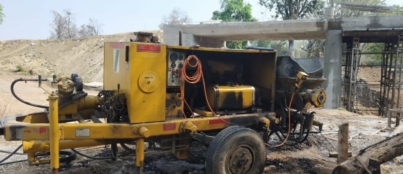 vehicles burnt at Gadchiroli made by Naxals | गडचिरोलीत दोन ठिकाणी नक्षल्यांनी केली जाळपोळ; ट्रॅक्टर्स जाळले