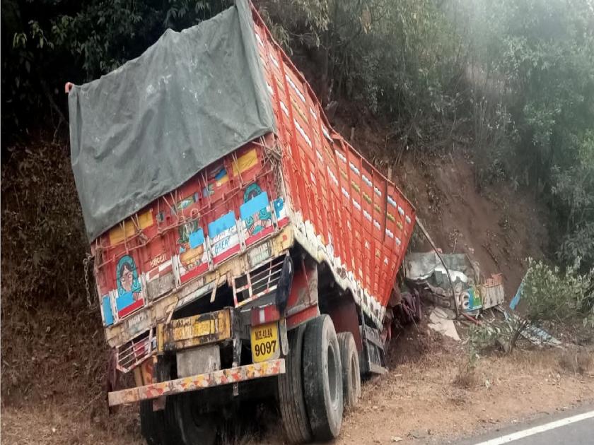 The driver lost control and the truck hit the hill killing two people on the spot | Satara: चालकाचा ताबा सुटल्याने ट्रक डोंगरटेकडीला धडकला, चालकासह दोघे ठार