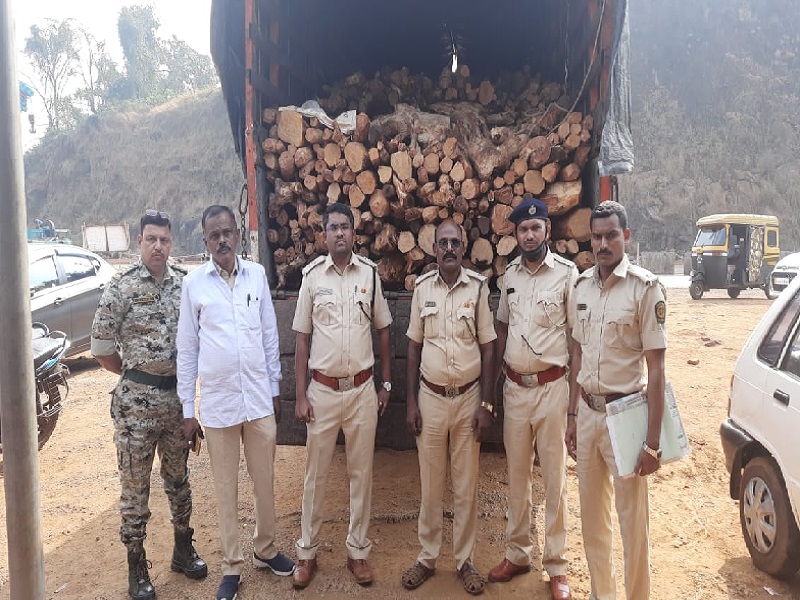 A truck transporting illegal timber was seized at Kharepatan check post | खारेपाटण चेक पोस्ट येथे अवैधरित्या खैर लाकूड वाहतूक करणारा ट्रक पकडला