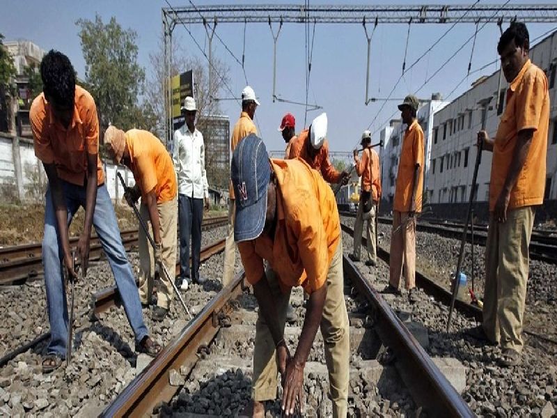 Allotment of masks, soap to the railway repairing staff | रेल्वे रुळांची दुरुस्ती करणाऱ्या कर्मचाऱ्यांना मास्क, साबण वाटप