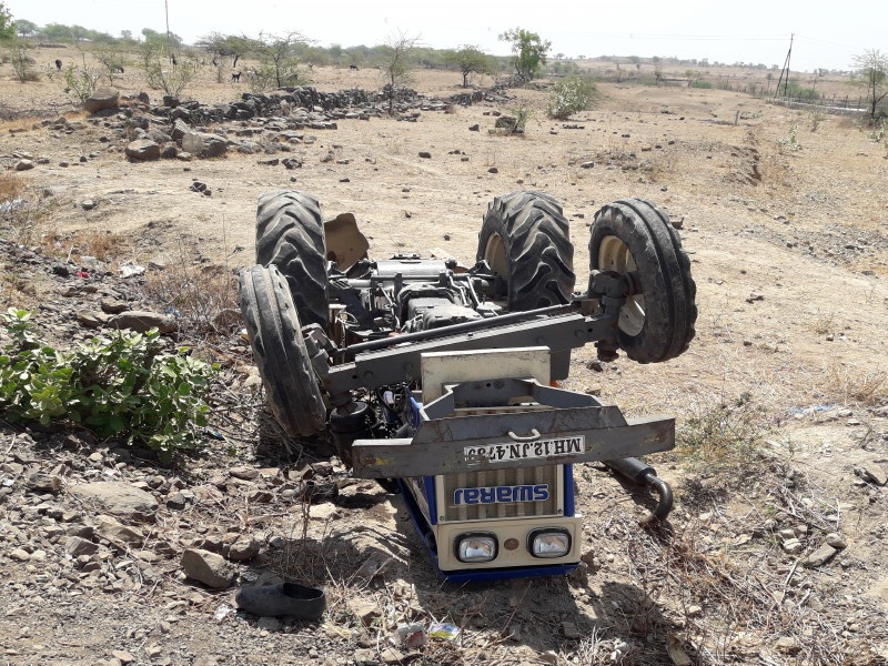 death of person in tractor fluctuated at Malshiras | माळशिरस येथे ट्रॅक्टर पलटी होऊन एकाचा मृत्यू
