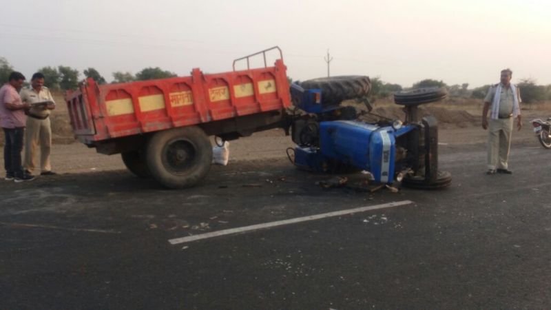 Murtijapur: The driver's control overturned the tractor; The laborer killed, one serious | मूर्तिजापूर : चालकाचे नियंत्रण सुटल्याने ट्रॅक्टर उलटला; मजूर ठार, एक गंभीर