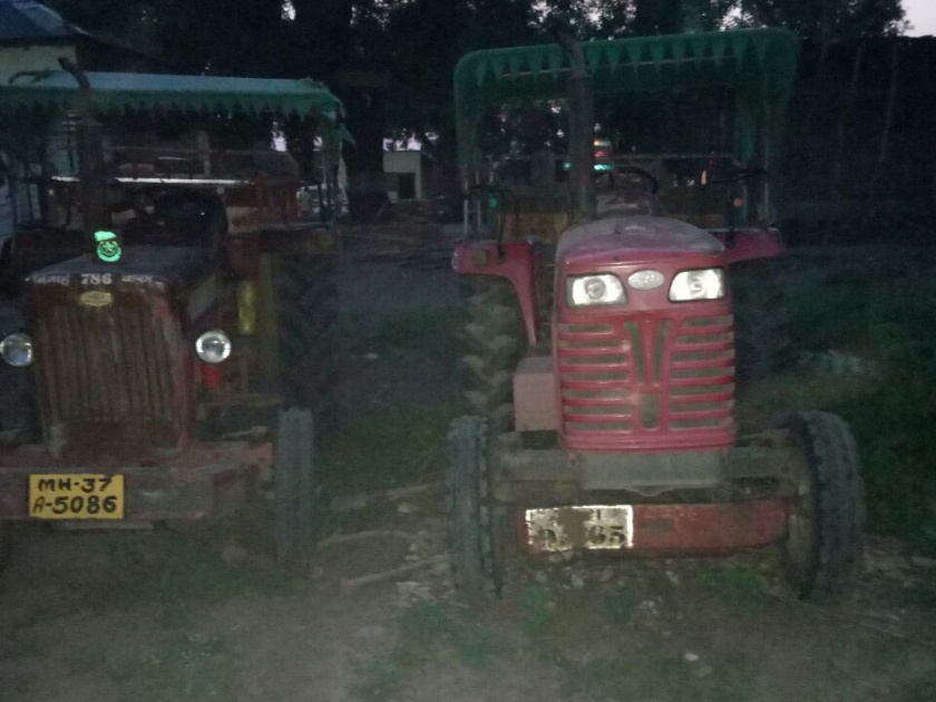 Two tractors seized with illegal minor minerals | अवैध गौण खनिजासह दोन ट्रॅक्टर जप्त