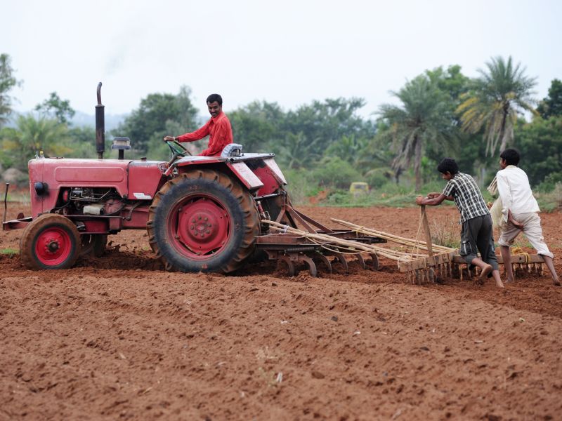 The wheels of the tractor are moving instead of 'Sarja-Raja' in the field | शेतात ‘सर्जा-राजा’च्या जागी ट्रॅक्टरची चाके गतिमान