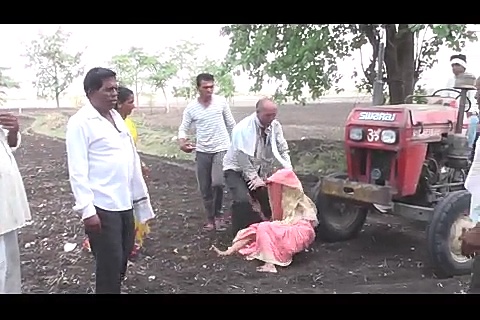 Shocking ... son push his mother under tractor after the farming dispute | VIDEO: धक्कादायक! शेतीच्या वादातून मुलाने वृद्ध आईला ट्रॅक्टरखाली लोटलं