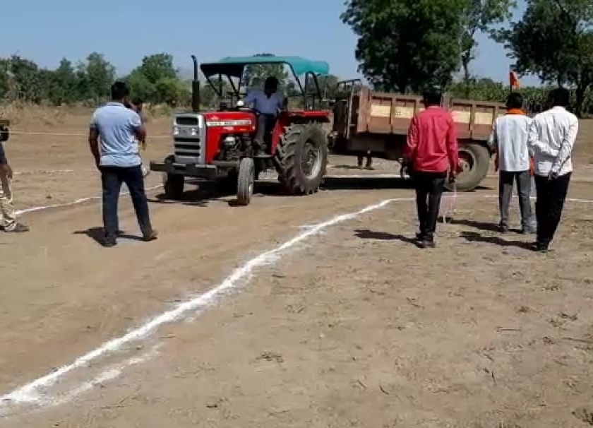The reverse tractor-trolley competition was held in Primpri Jainpur | प्रिंप्री जैनपुर येथे पार पडली रिव्हर्स ट्रॅक्टर-ट्राॅली स्पर्धा    