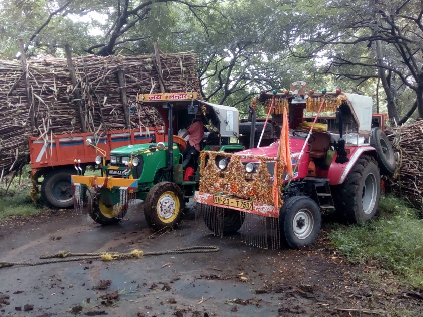 Rahimatpur: A sugarcane trolley overturned on Wathar road, causing traffic jam | रहिमतपूर - वाठार रस्त्यावर उसाची ट्रॉली उलटली, वाहतूक ठप्प