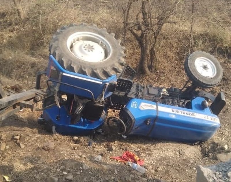The driver died when the tractor overturned | वाडेगाव-माझोड रस्त्यावर ट्रॅक्टर उलटल्याने चालकाचा मृत्यू