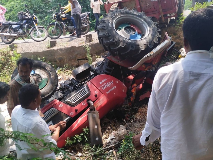 A farmer was killed when a tractor fell from a bridge, an accident in Jat taluka | पुलावरून ट्रॅक्टर कोसळून शेतकरी ठार, जत तालुक्यातील दुर्घटना