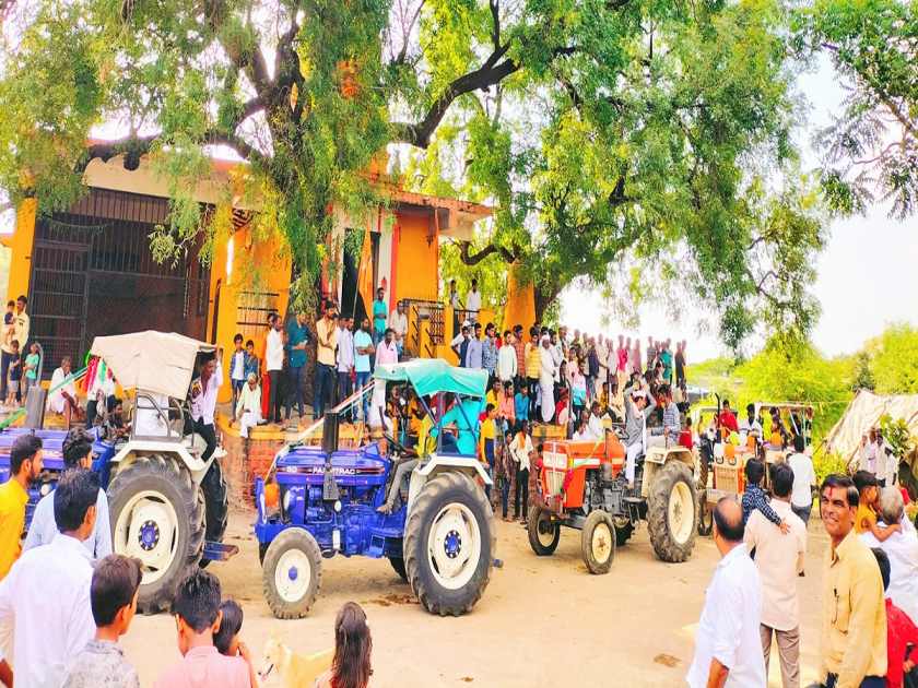 Celebrating tractor Pola with traditional Bail Pola in Ardhapur, Nanded | शेतकऱ्यांचा नाद करायचा नाय; बैल पोळ्यासह ट्रॅक्टर पोळ्याचे आयोजन, जल्लोषात मिरवणूक..!