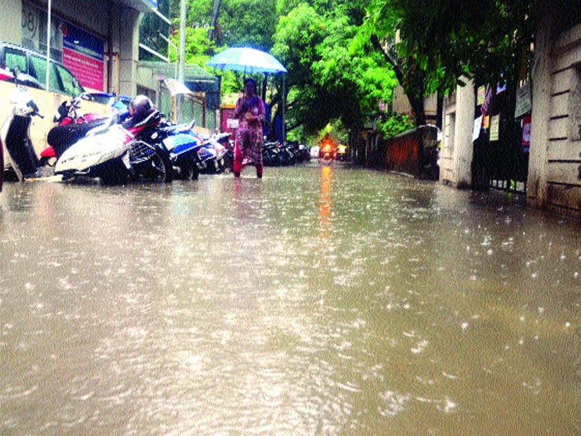 Thane recorded 151 mm rainfall, 16 water tumbling water | ठाण्यात १५१ मिमी पावसाची नोंद, १६ ठिकाणी तुंबले पाणी