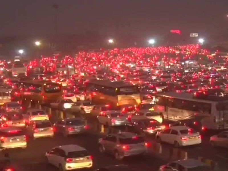 Large traffic congestion in Delhi, long distance range of 6 km vehicles | दिल्लीत मोठी वाहतूक कोंडी, 6 किलोमीटरपर्यंत वाहनांच्या लांबच लांब रांगा