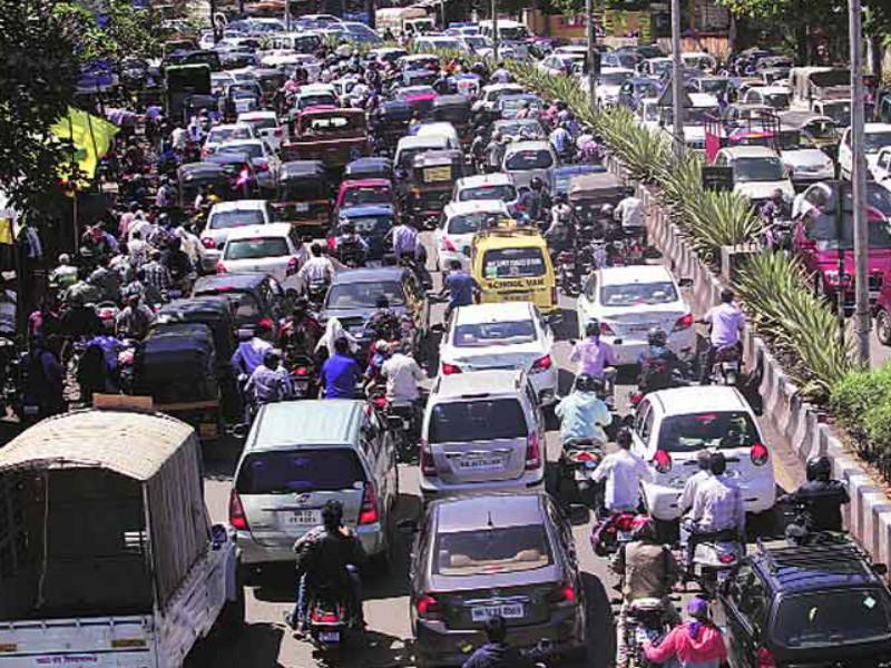 Pune cirizens get out of the house half an hour earlier Traffic congestion will increase, the number of vehicles in the city will exceed 30 lakh ... | पुणेकरांनो अर्धा तास आधीच घराबाहेर पडा; वाहतूक कोंडी वाढणार, शहरातील वाहनांची संख्या ३० लाखांच्या पुढे...