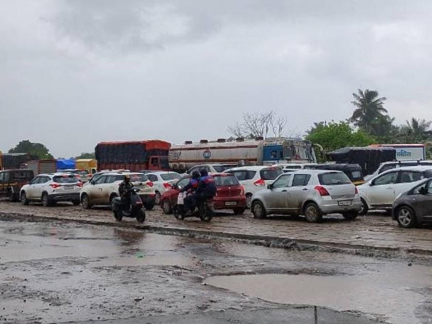 Traffic Congestion in Ulhasnagar, Citizens Confused Arbitrariness of traders and result of digging roads | उल्हासनगरात वाहतूक कोंडी, नागरिक हैराण; व्यापाऱ्यांची मनमानी व रस्ते खोदल्याचा परिणाम