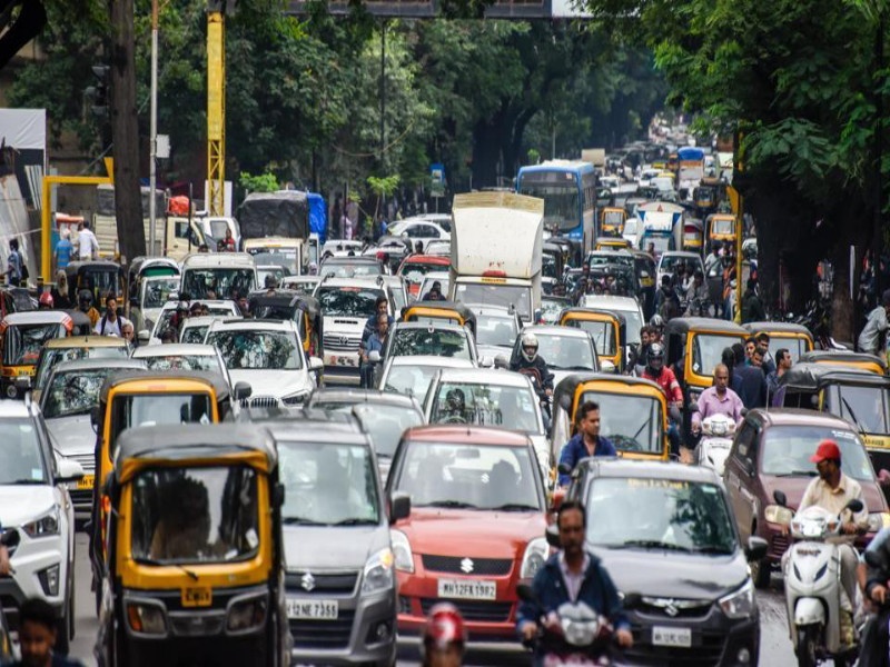 control on vehicles in the pune city a good option for traffic jam problem | पुणे शहरातील वाहतूककोंडीवर रामबाण उपाय "वाहन वापरावर हवेत निर्बंध"  