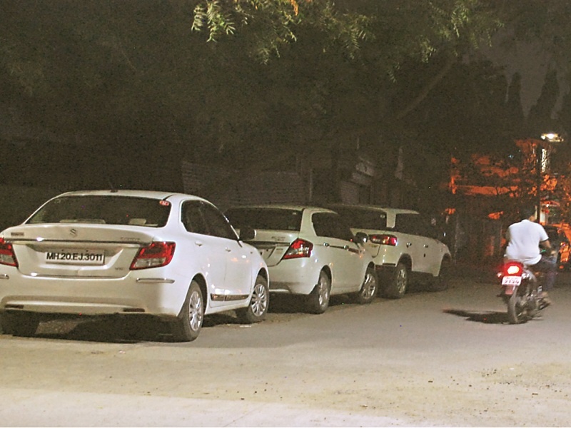 Parking problem in Aurangabad; There are 20 thousand four-wheelers parked on the roads | औरंगाबादमध्ये २० हजार चारचाकी वाहनांसाठी रस्तेच बनले पार्किंग स्लॉट