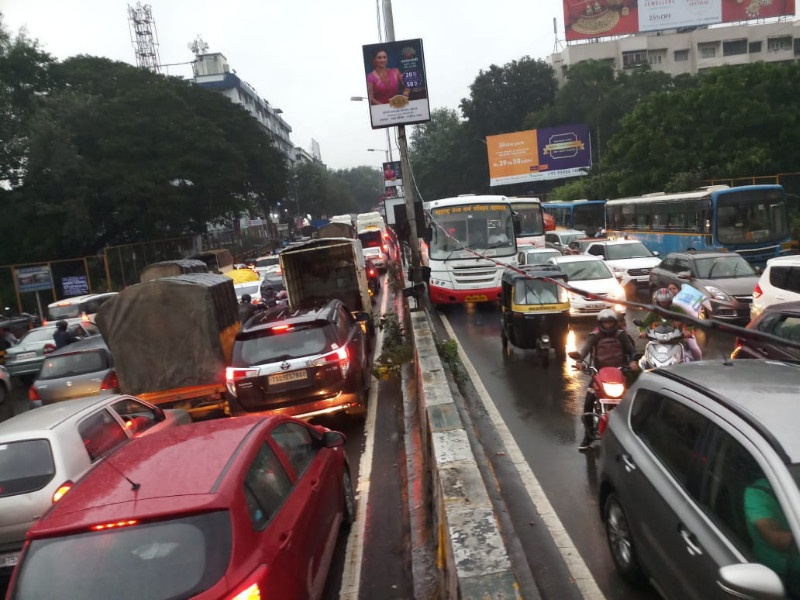 Traffic jam on Pune-Solapur road in the rain ... | रिमझिम पावसात पुणे -सोलापूर रस्त्यावर प्रचंड वाहतूक कोंडी