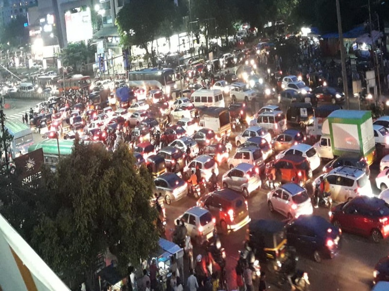 Daily traffic day for citizens of Pune city road | पुणे-नगर रस्ता नागरिकांसाठी ठरतोय रोज ट्रॅफिक डे 