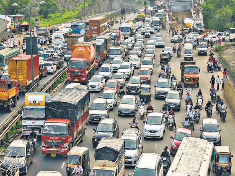 'Traffic jam in Pune city due to metro and contractors'; An attempt to push the responsibility of the authorities | 'पुणे शहरातील वाहतूककोंडी मेट्रो अन् ठेकेदारांमुळे'; अधिकाऱ्यांचा जबाबदारी ढकलण्याचा प्रयत्न