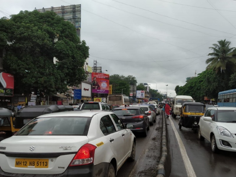 Punekar stuck with heavy traffic jam : signal system collapsed due to the rain | ट्रॅफिक जॅमने पुणेकर हैराण : पावसामुळे सिग्नल यंत्रणा कोलमडली 