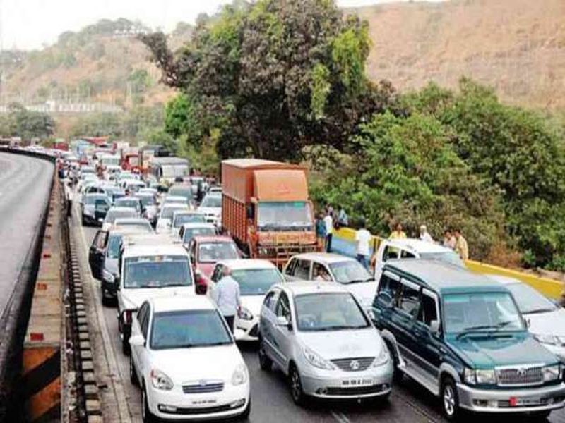 Traffic jam on Mumbai Pune expressway | मुंबई-पुणे महामार्गावर वाहतूक कोंडी, बोरघाटात वाहनांच्या रांगा