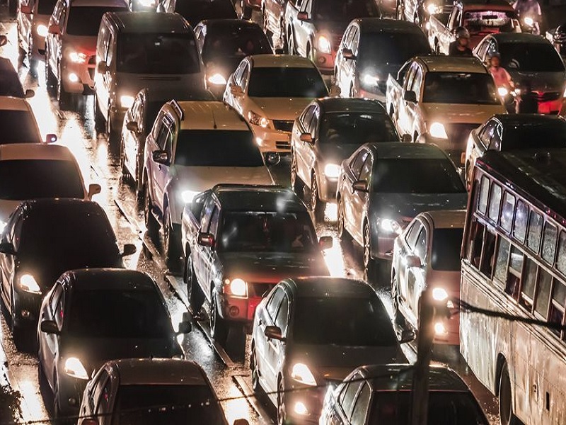 Why is there a traffic jam at Wakad Chowk on the highway? Headache for those going to Hinjewadi and Pune | महामार्गावर वाकड चौकात का होतेय वाहतूक कोंडी? हिंजवडी, पुण्याकडे जाणाऱ्यांना डोकेदुखी