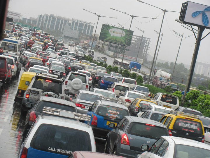 What is the impact of 5 days week on traffic? | ..तर वाहतूक कोंडी फुटेल!