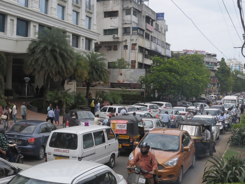 The number of private vehicles doubled in six years due to the city bus in Aurangabad | औरंगाबादमध्ये अपु-या शहर बसमुळे सहा वर्षात खाजगी वाहनांच्या संख्येत दुपटीने वाढ 