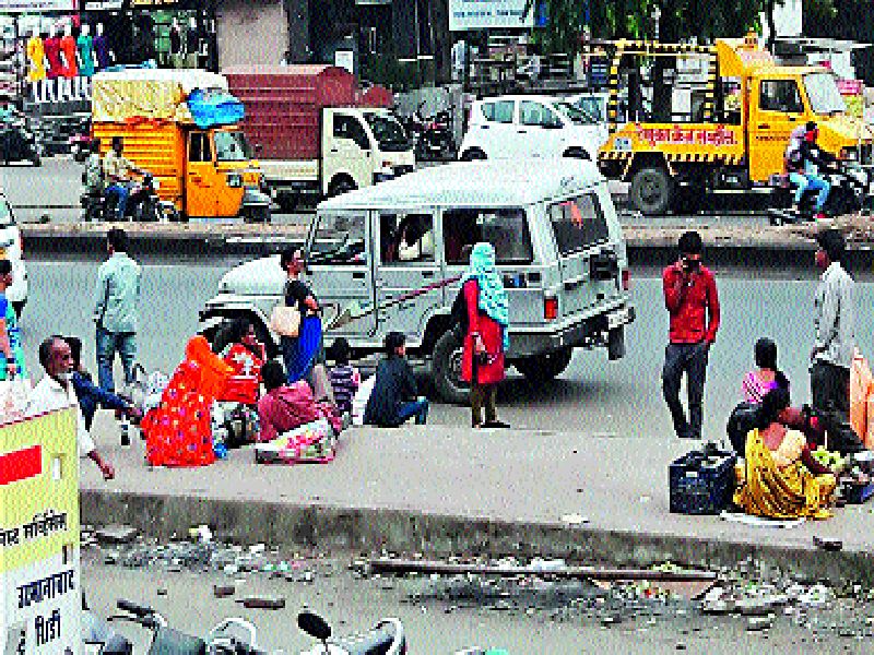  Illegal traffic on Pune-Solapur road, possibility of accident, neglect of police, increase of traffic, demand of action | पुणे-सोलापूर मार्गावर अवैध वाहतूक, अपघाताची शक्यता, पोलिसांचे दुर्लक्ष, वाहतूककोंडीत वाढ, कारवाईची मागणी  