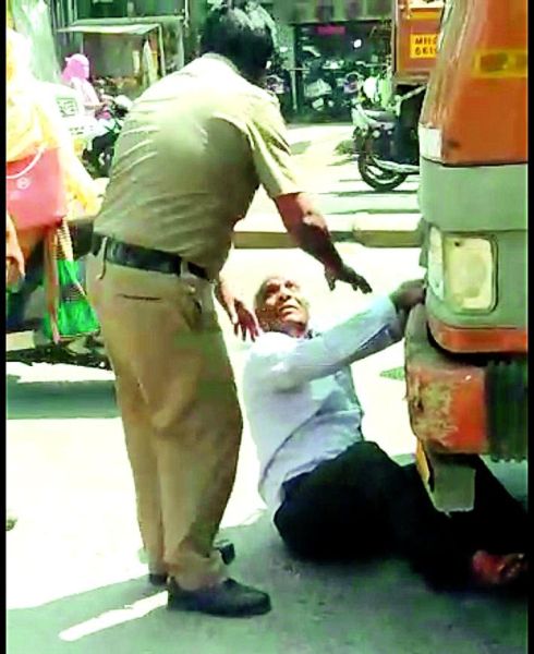 Police surrendered before an aggressor in Nagpur | नागपुरात  आक्रमक वृद्धासमोर पोलीस नमले