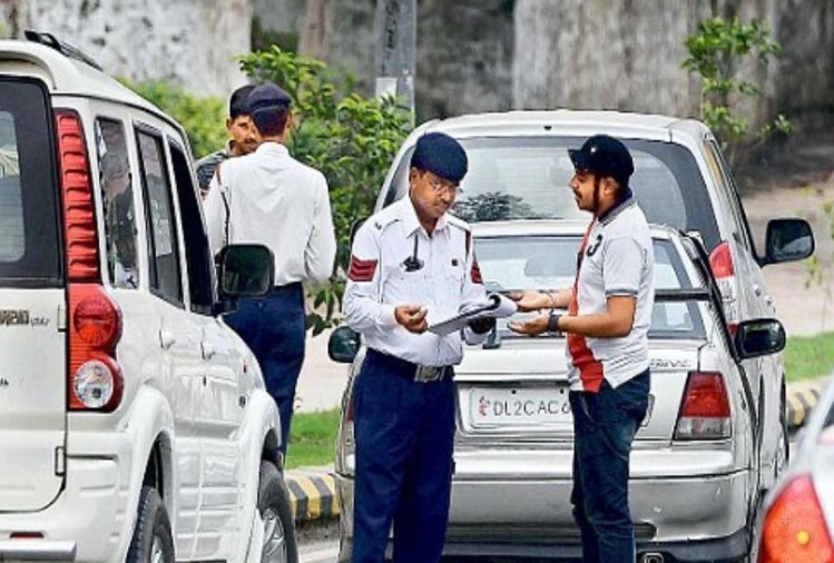 aligarh traffic police challaned car due to not wearing helmet | ऐकावं ते नवलंच! कार चालकाने हेल्मेट घातलं नाही म्हणून वाहतूक पोलिसांनी फाडली 1000 रुपयांची पावती 