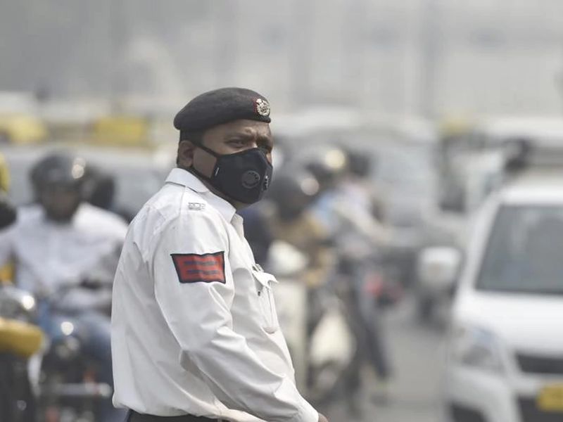 Auto driver charged Rupees 700 for not wearing helmet | अजब! हेल्मेट न घातल्यानं रिक्षा चालकाला भरावा लागला 700 रुपयांचा दंड