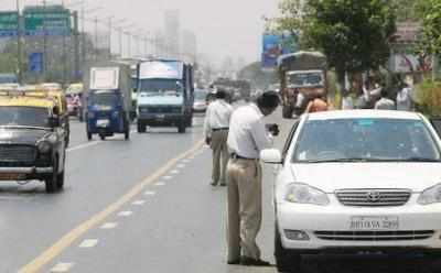 Traffic Police Behind the Carriage due to Solapur! | वाहतूक पोलीसांच्या वागणूकीमुळे सोलापुरात गाडीने येताना होतो त्रास !