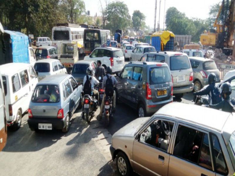 Traffic congestion on Kalyan-Sheel highway for another day | कल्याण-शीळ महामार्गावर दुसऱ्या दिवशीही वाहतूककोंडी