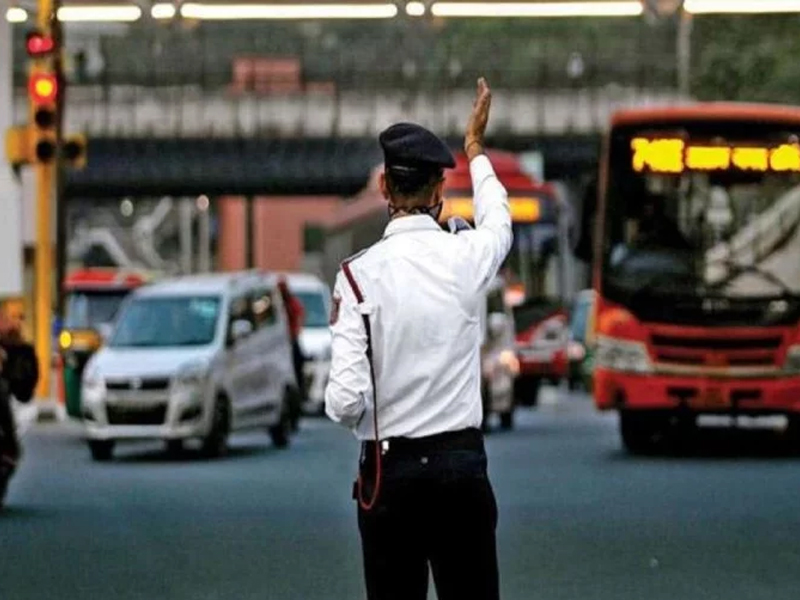 Shiv Sena violates the rules of transportation | शिवसैनिकांकडून वाहतुकीचे नियम पायदळी