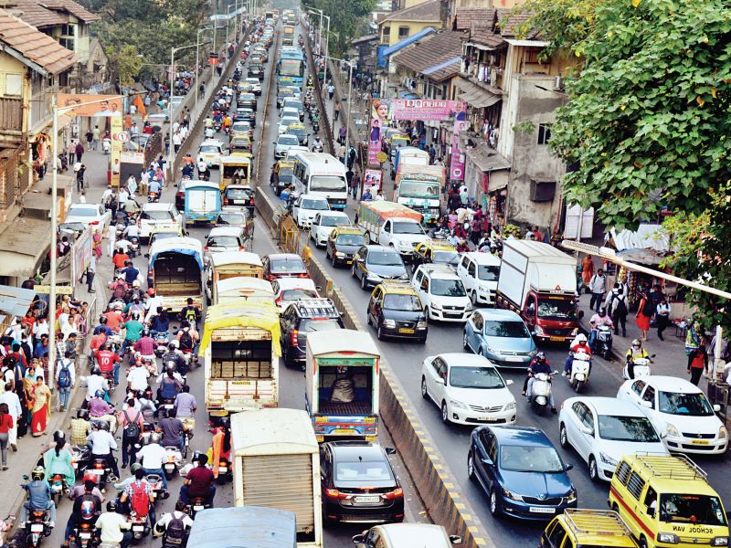 Mumbaikars going to Diwali shopping in traffic jam | दिवाळी खरेदीसाठी निघालेले मुंबईकर अडकले वाहतूककोंडीत