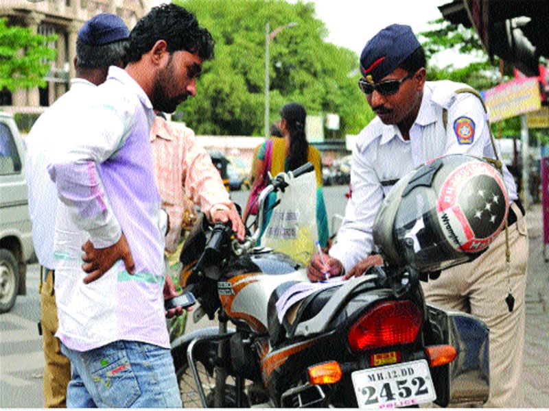 Traffic Police Crime and Recovery of 1.5 Crore, Criminal Investigators | वाहतूक पोलिसांची वर्षभरात दीड कोटीची दंडात्मक वसुली, बेशिस्त चालकांवर गुन्हे दाखल